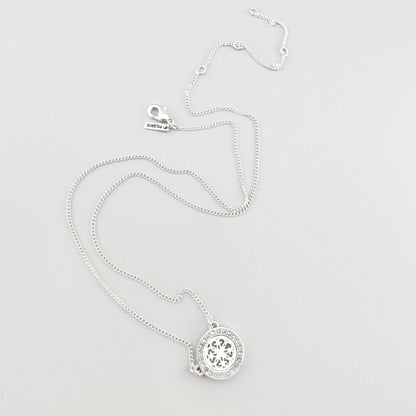 Feine Halskette mit filigranem Medaillon und Kristallen im eleganten Design