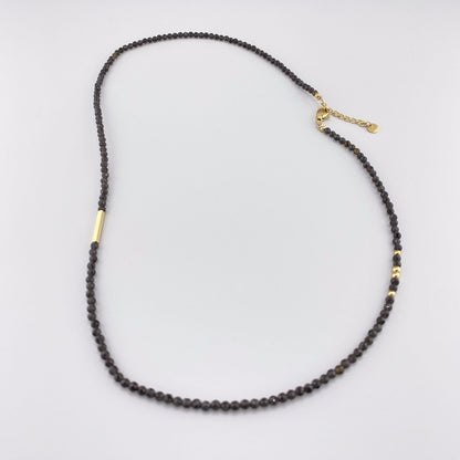 Collier IRL en agate sombre avec petites perles facettées et accents dorés