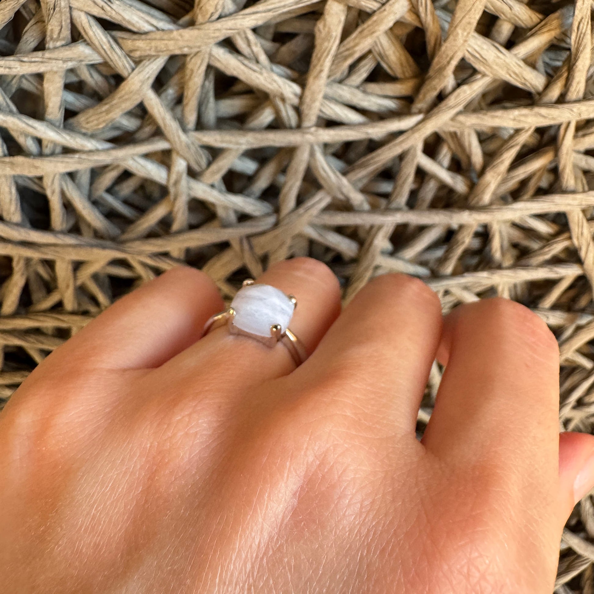 Bague Bliss Gioielli avec agate naturelle bleu clair portée à la main