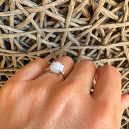 Bague Bliss Gioielli avec agate naturelle bleu clair portée à la main