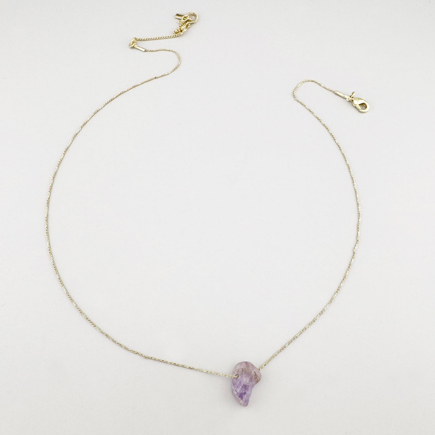 Collar Pilgrim con amatista natural en delicada cadena dorada minimalista