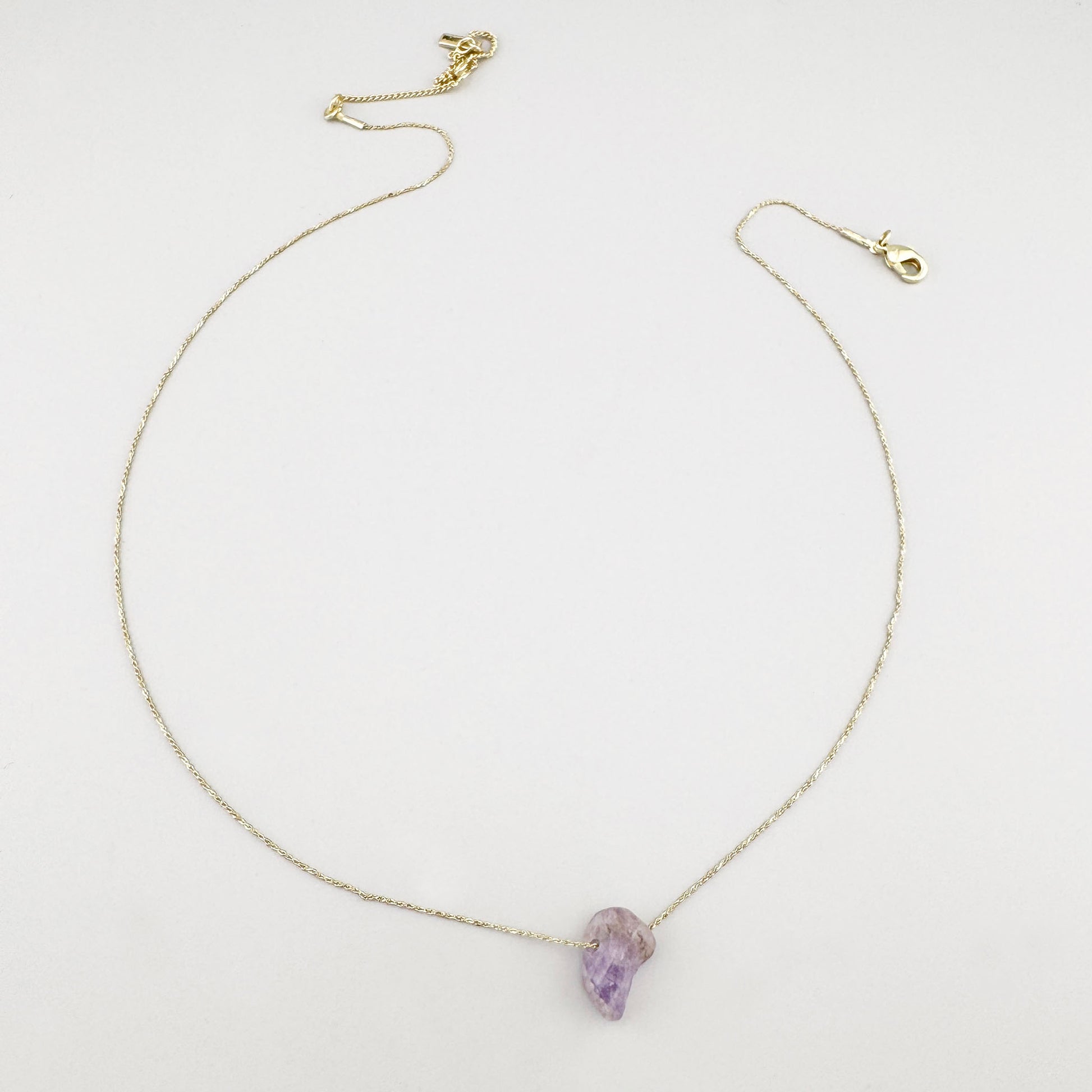 Collar Pilgrim con amatista natural en delicada cadena dorada minimalista