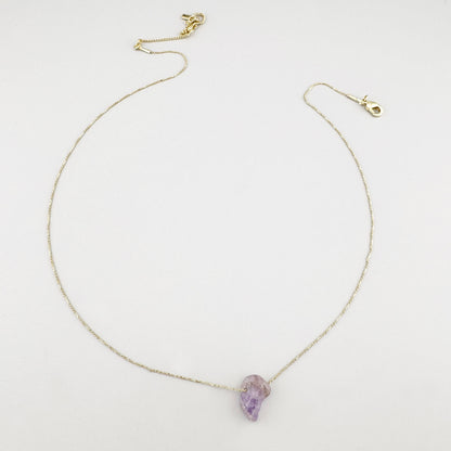Collar Pilgrim con amatista natural en delicada cadena dorada minimalista