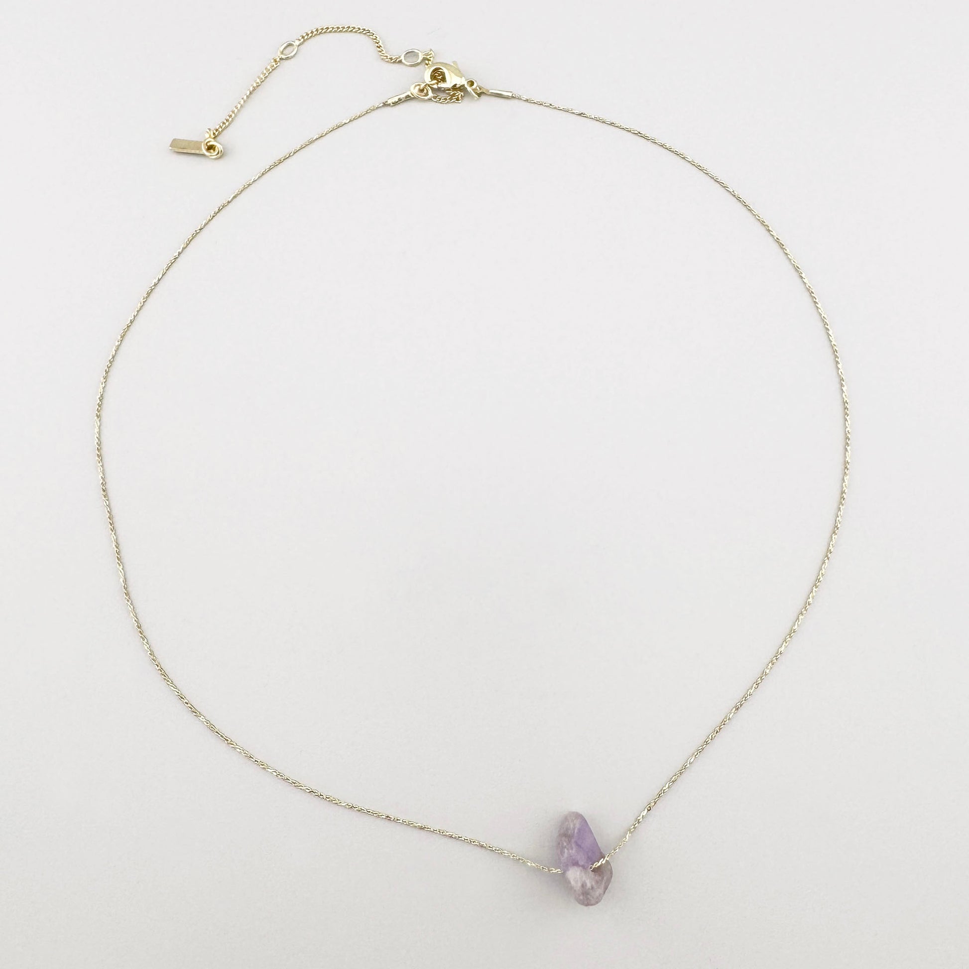 Collier Pilgrim avec pendentif en améthyste violet irrégulier et chaîne dorée subtile