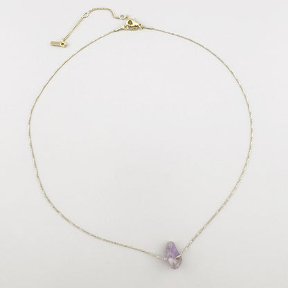 Collier Pilgrim avec pendentif en améthyste violet irrégulier et chaîne dorée subtile