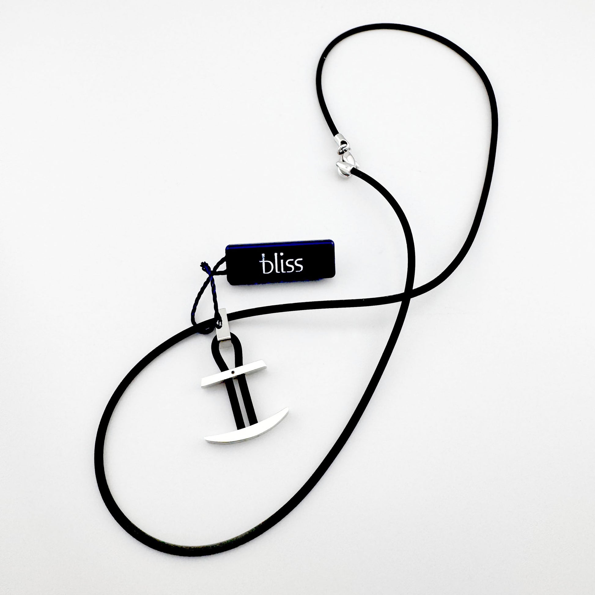 Collier ancre en argent sur cordon noir, détail simple et élégant