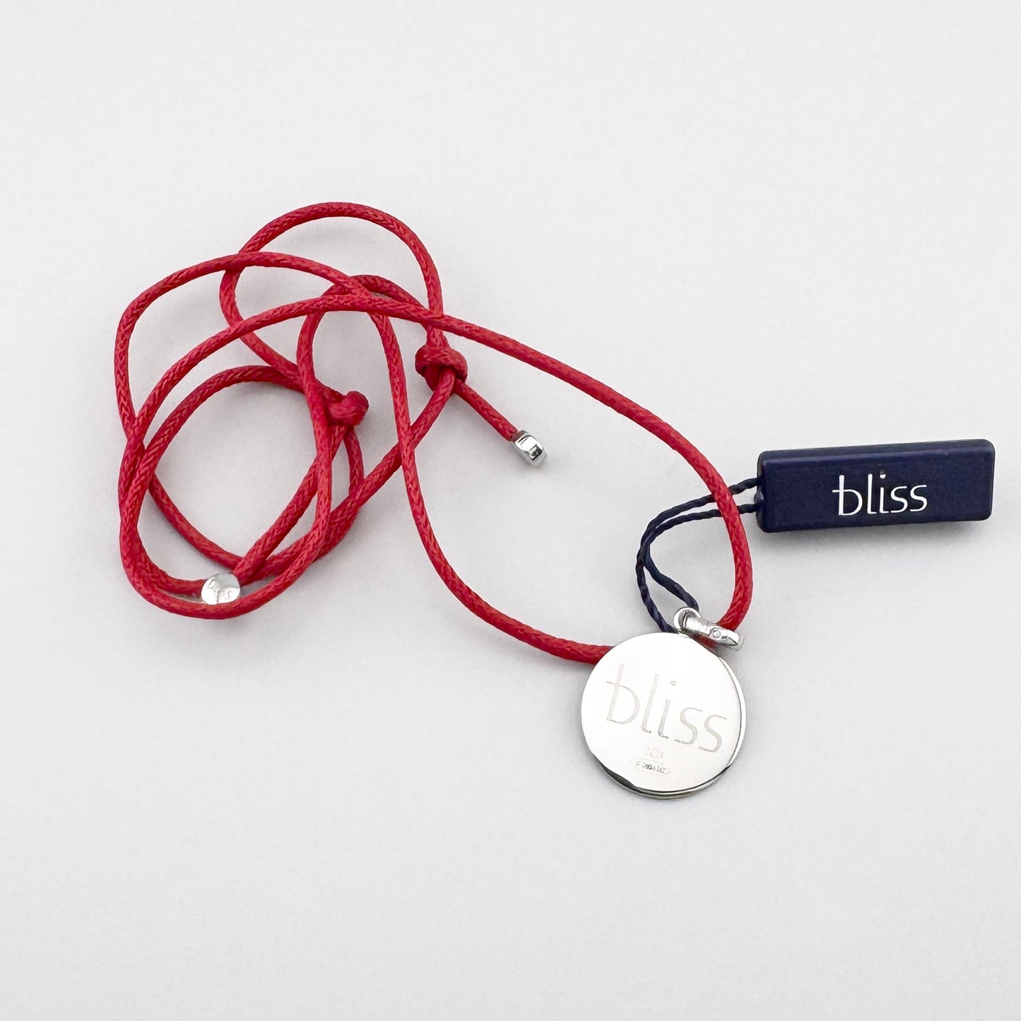 Деталь підвіски з емаллю та зіркою, червоний шнурок, лаконічний блиск