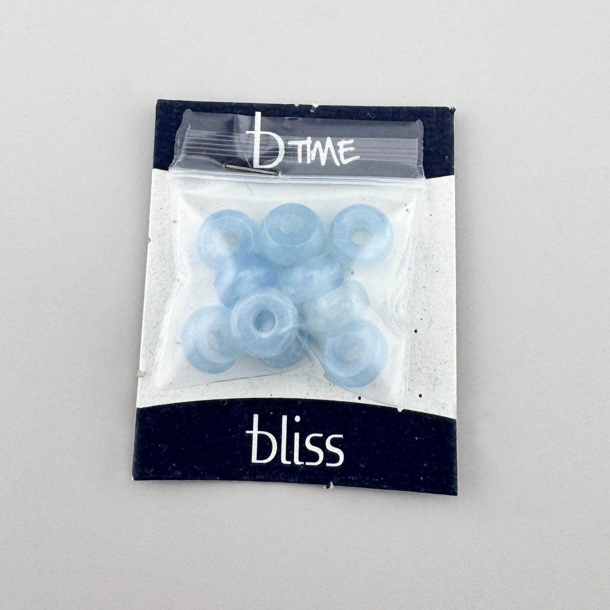 Błękitne koraliki akwamarynu Bliss Gioielli w mleczno-błękitnym odcieniu i kształcie donut