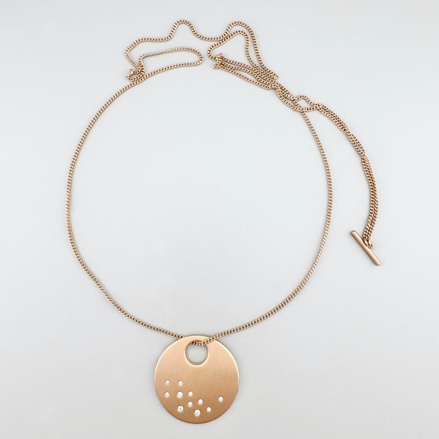 Collier Pilgrim doré avec disque circulaire orné de zircons et chaîne longue