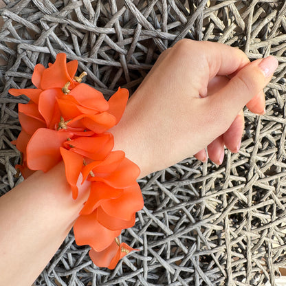 Armband aus korallenfarbenen Blütenblättern auf Gummi