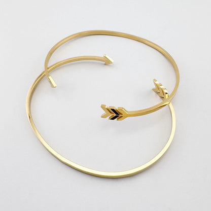 Bransoletka ze strzałą w złotym odcieniu jako symboliczny, nowoczesny akcent na nadgarstku