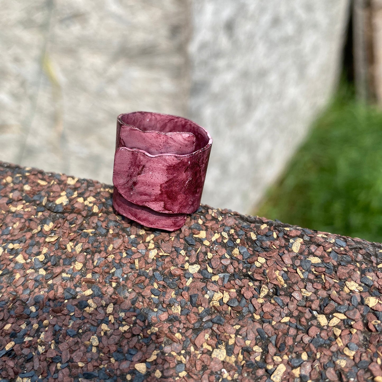 Patinierter Ring Sonata mit rohem Finish und tiefem violettem Ton