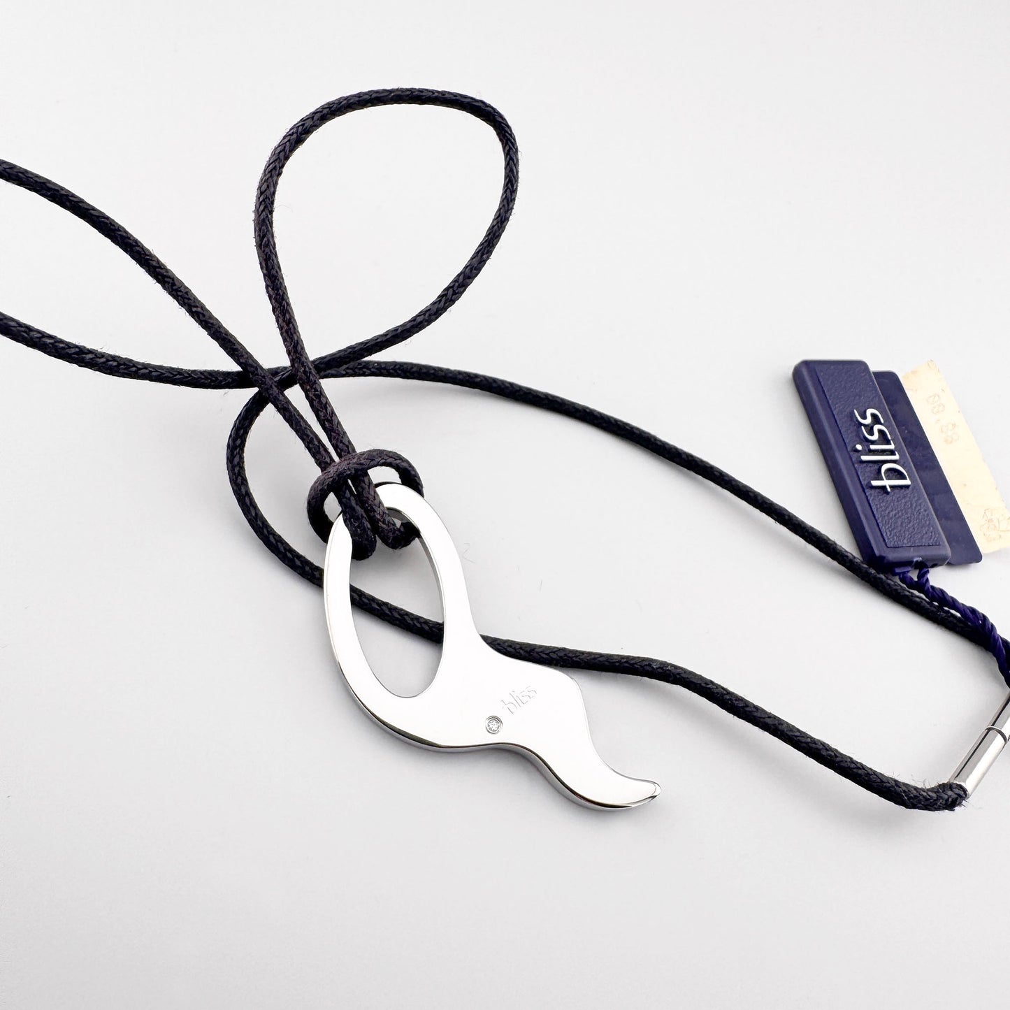 Asymmetrische Halskette Bliss Gioielli mit schwarzem Band und silberfarbenem Anhänger