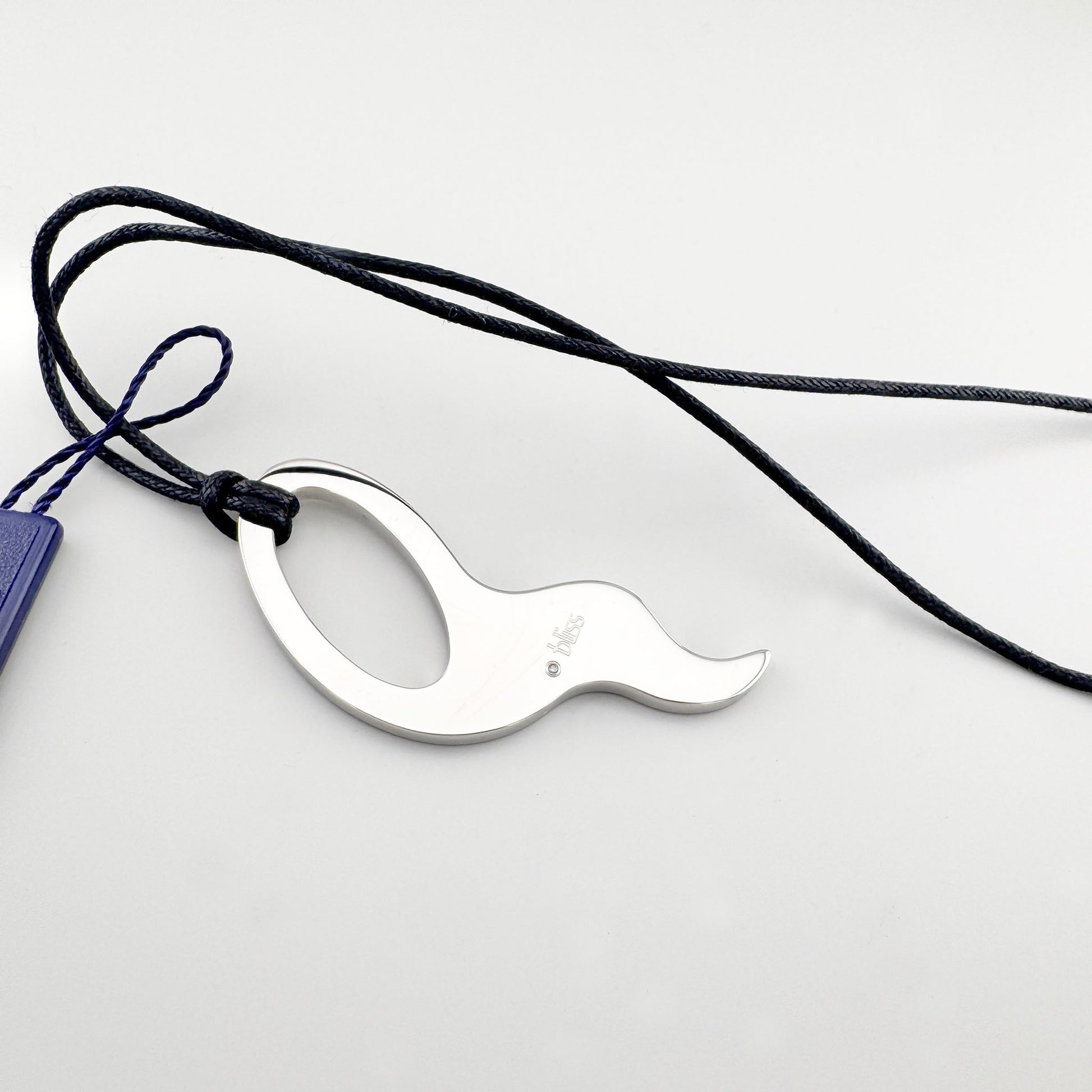 Asymmetrische Halskette Bliss Gioielli mit schwarzem Band und poliertem Stahlanhänger