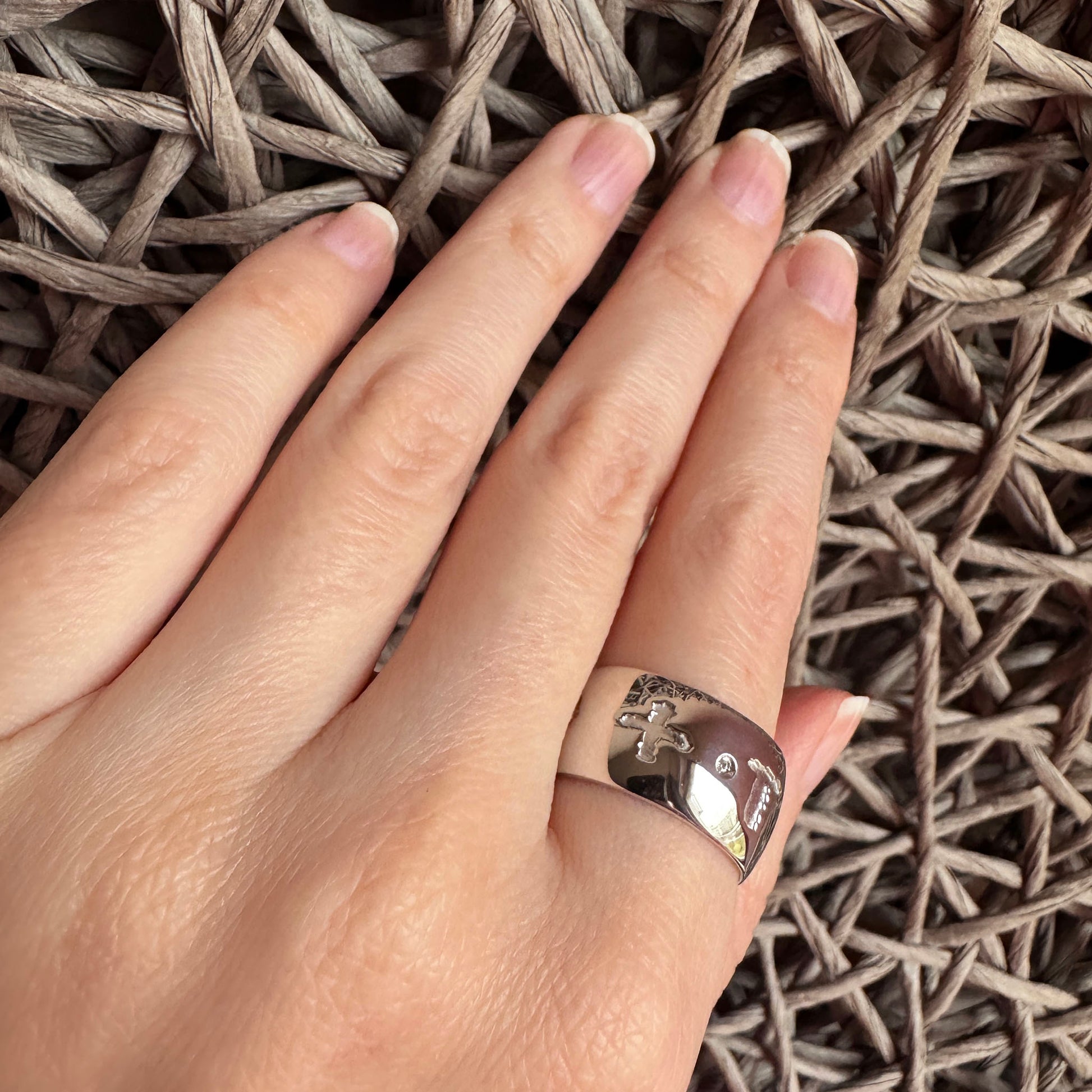 Bague large Bliss Gioielli avec surface polie et éclat argenté sur la main