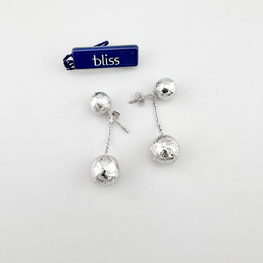 Kolczyki z kuleczkami Bliss Gioielli na jasnym tle, srebrny połysk i delikatny ruch
