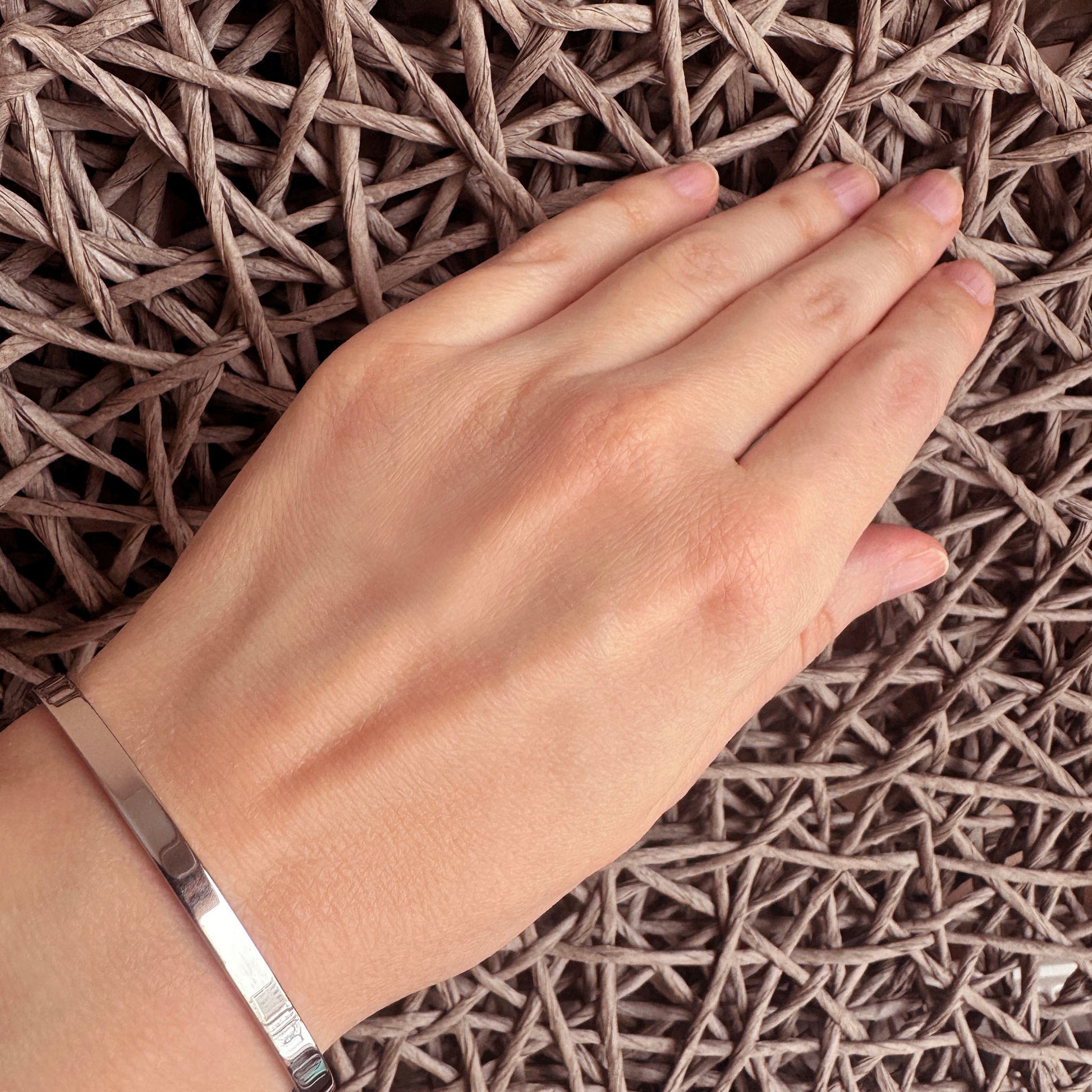 Minimalist bangle bracelet Maravillas worn on the wrist with a clean polished line