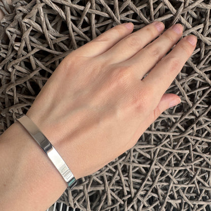 Minimalist bangle bracelet Maravillas worn on the wrist with a clean line