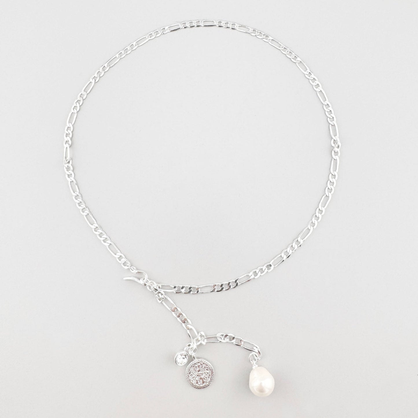 Collier Pilgrim asymétrique avec perle baroque et médaillon argenté