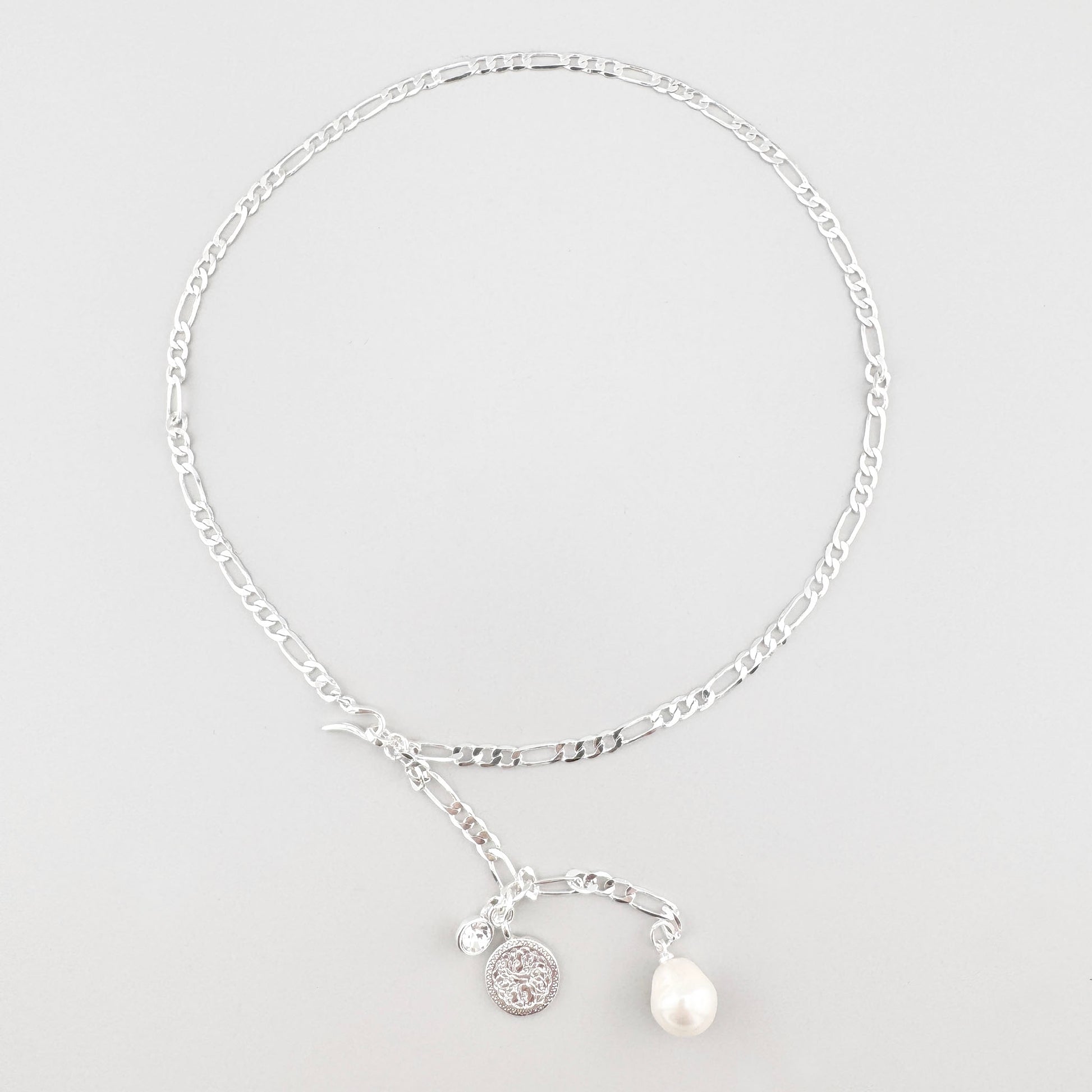 Collier Pilgrim asymétrique avec perle baroque et médaillon argenté