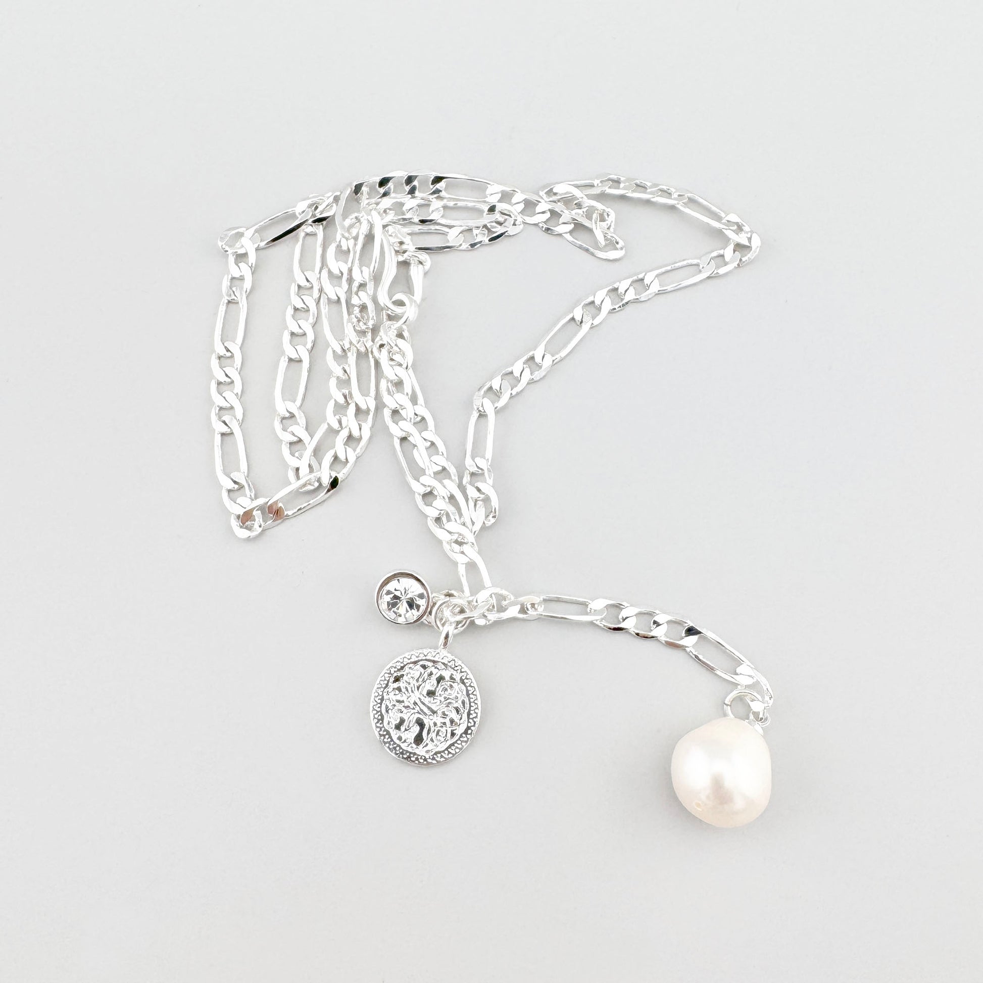 Kette Pilgrim mit unregelmäßiger Perle und asymmetrischem Kettendesign
