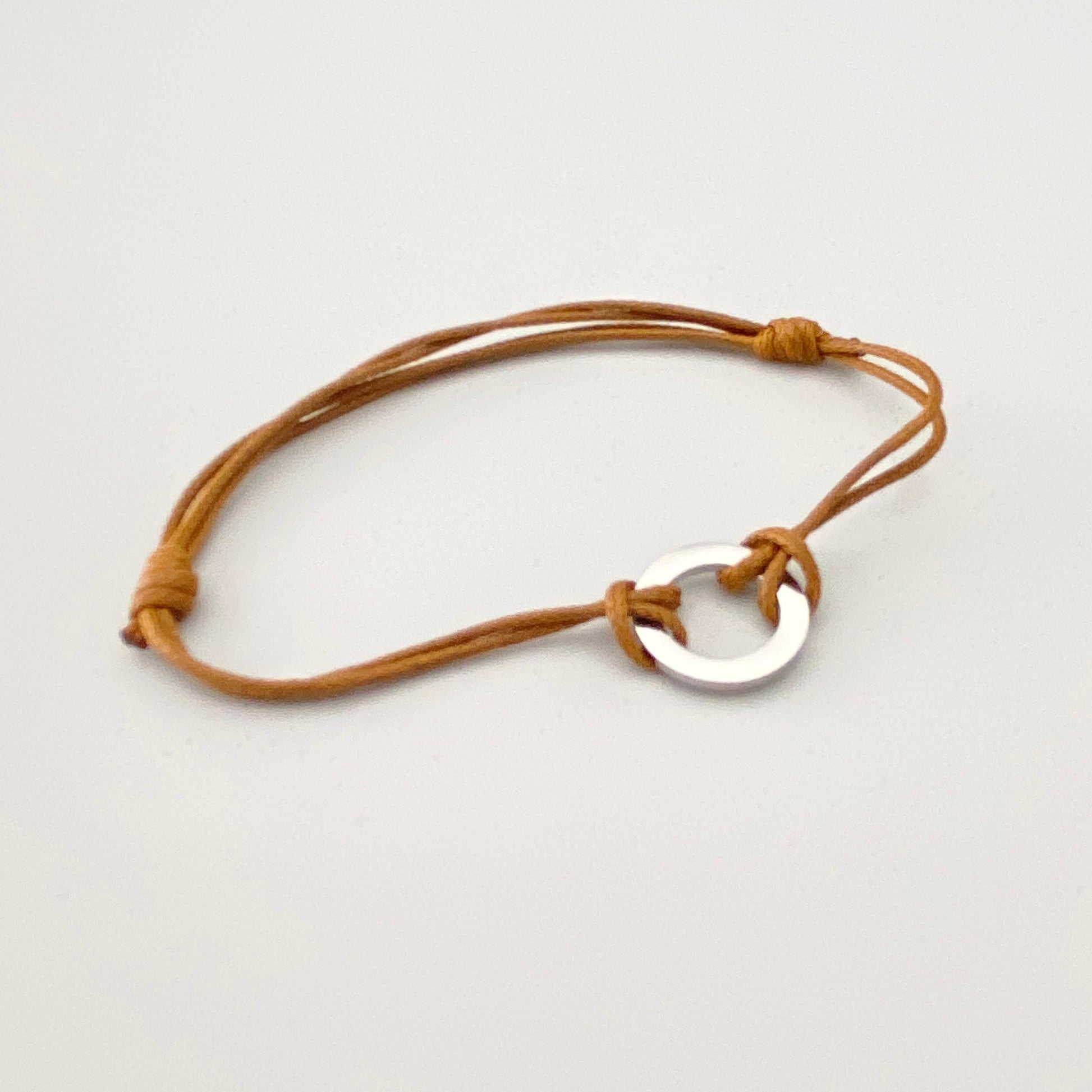 Geflochtenes Armband Bastille Baobab mit Edelstahlscheibe und karamellfarbenem Band