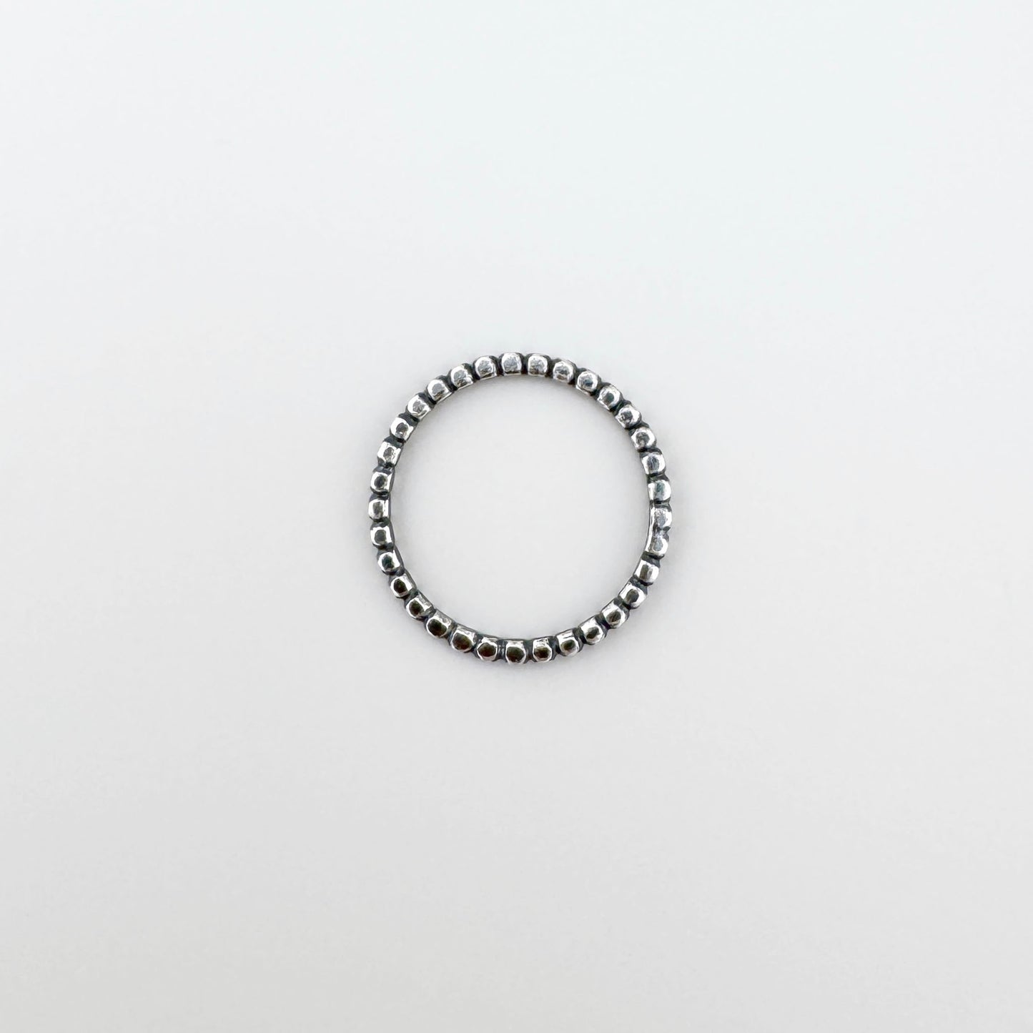 Delikatny pierścionek srebrny 925 z kulkowym wzorem, oksydowany, spokojny minimalistyczny charakter