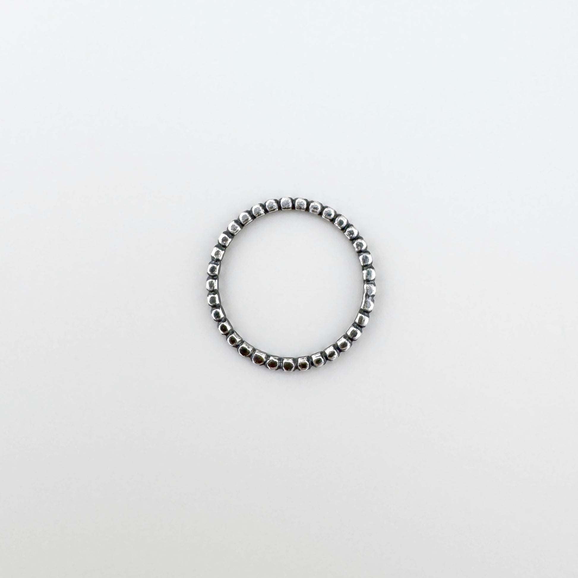 Delikatny pierścionek srebrny 925 z kulkowym wzorem, oksydowany, spokojny minimalistyczny charakter