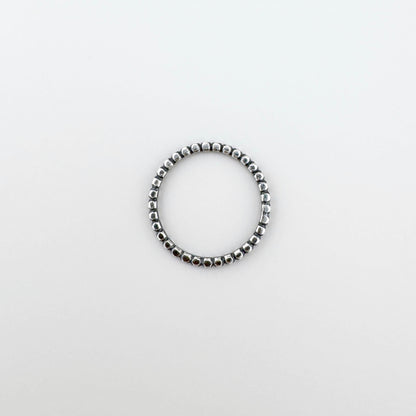 Delikatny pierścionek srebrny 925 z kulkowym wzorem, oksydowany, spokojny minimalistyczny charakter