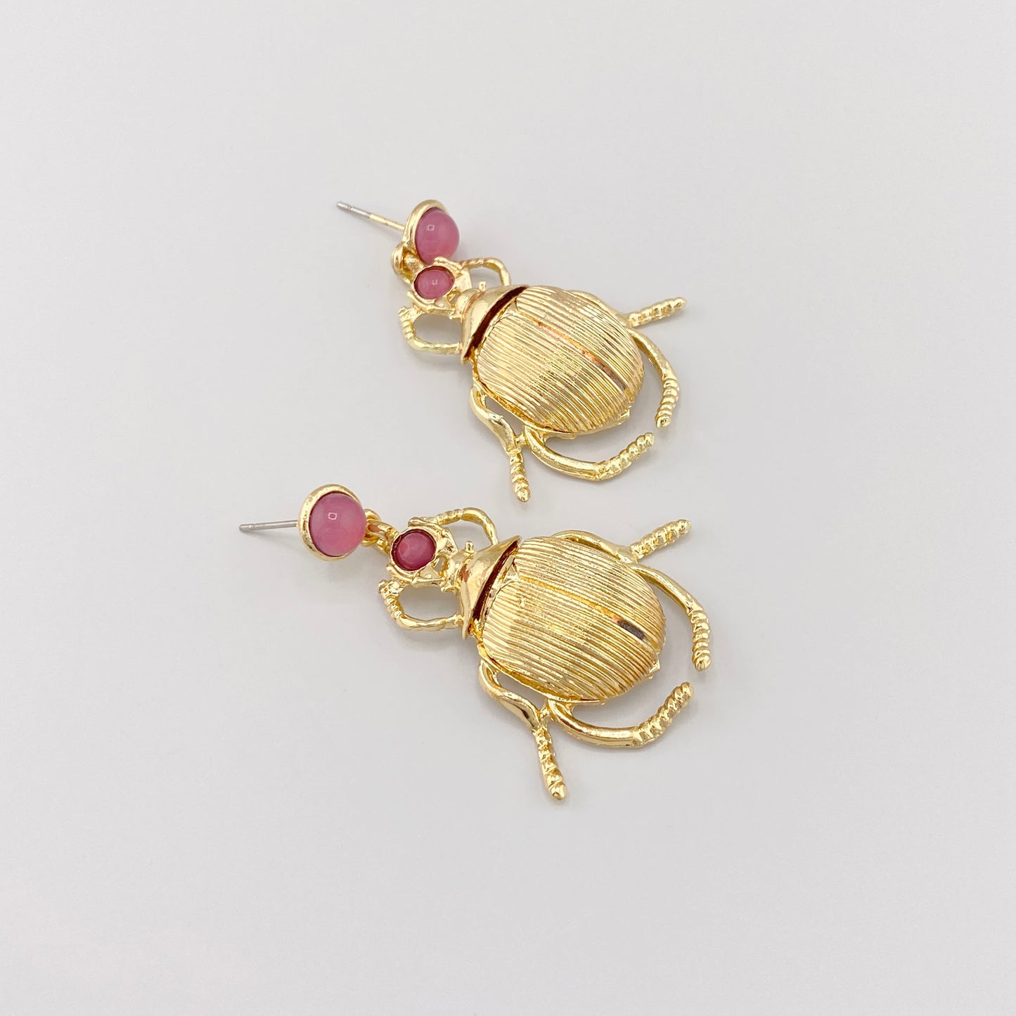 Kolczyki Sonata w kształcie chrząszczy ze złotym wykończeniem i różowymi akcentami