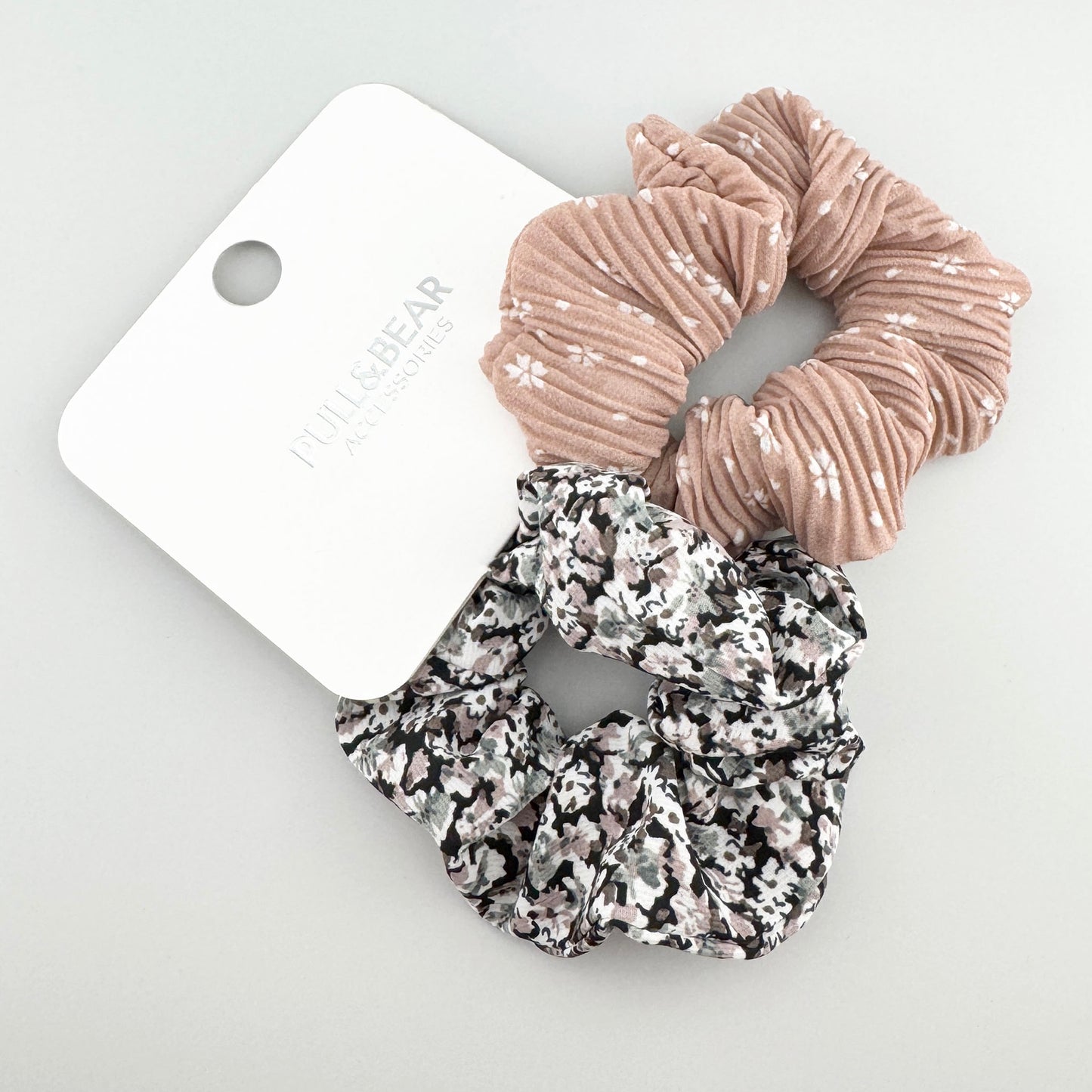 Zestaw dwóch gumek typu scrunchie Pull&Bear: beżowej i czarnej w kwiaty