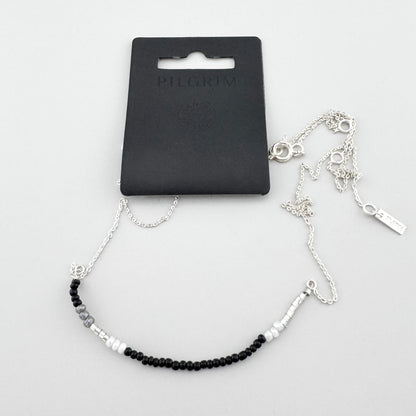 Collar minimalista con cuentas negras, blancas y grises y cadena brillante