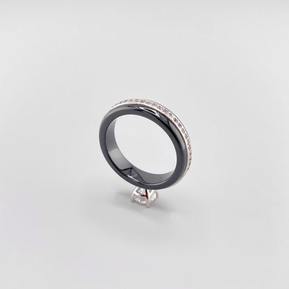 Schwarzer Keramikring von Luxury Avenue aufrecht mit rundem Kristall und silberfarbenem Seitenband