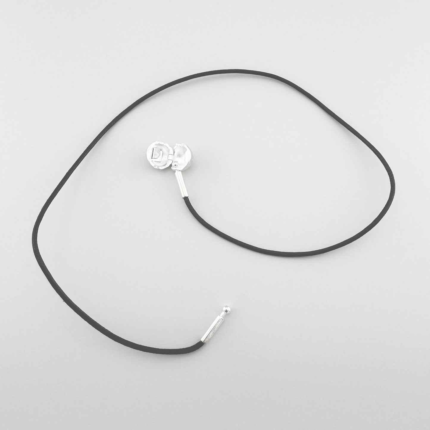 Gargantilla negra Thomas Sabo abierta con esfera de plata y extremos metálicos