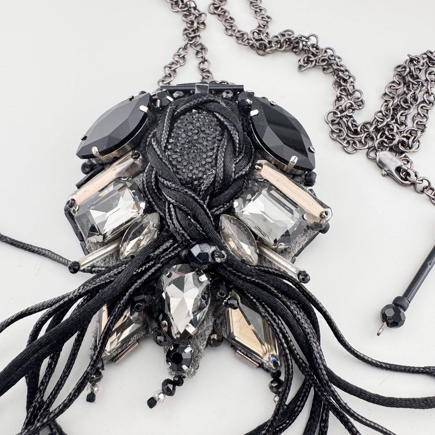 Broche artistique Sonata avec franges noires et cristaux aux reflets graphite