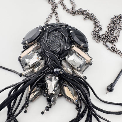 Broche artistique Sonata avec franges noires et cristaux aux reflets graphite