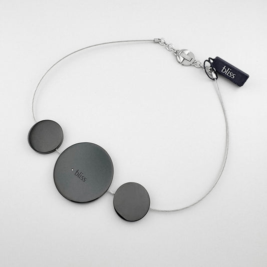 Czarny naszyjnik Bliss Gioielli z medalionami i cienką linką w minimalistycznym stylu