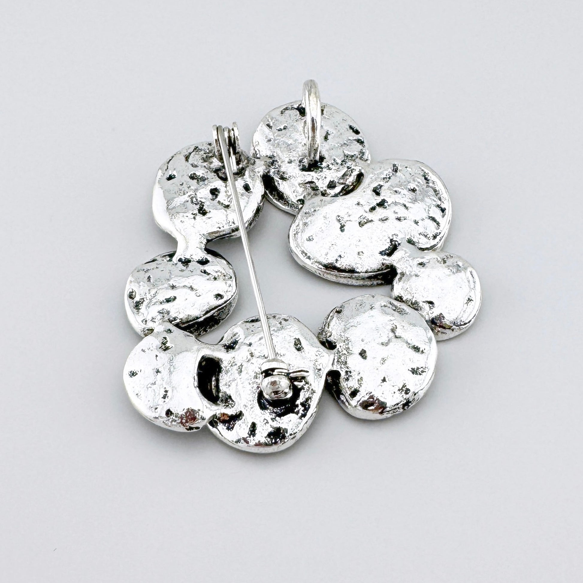 Broche Sonata avec nacre dans une monture noire et reflets irisés