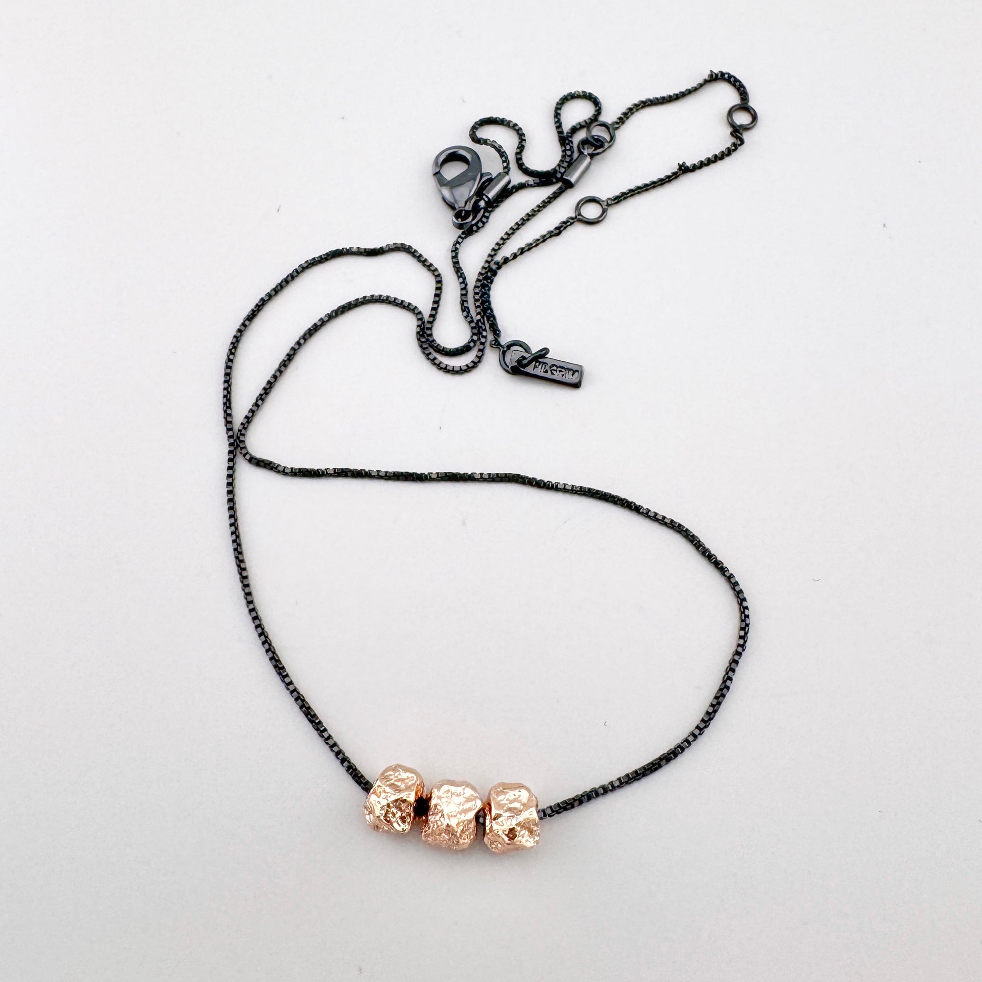 Collier noir avec perles en or rose et design épuré Pilgrim