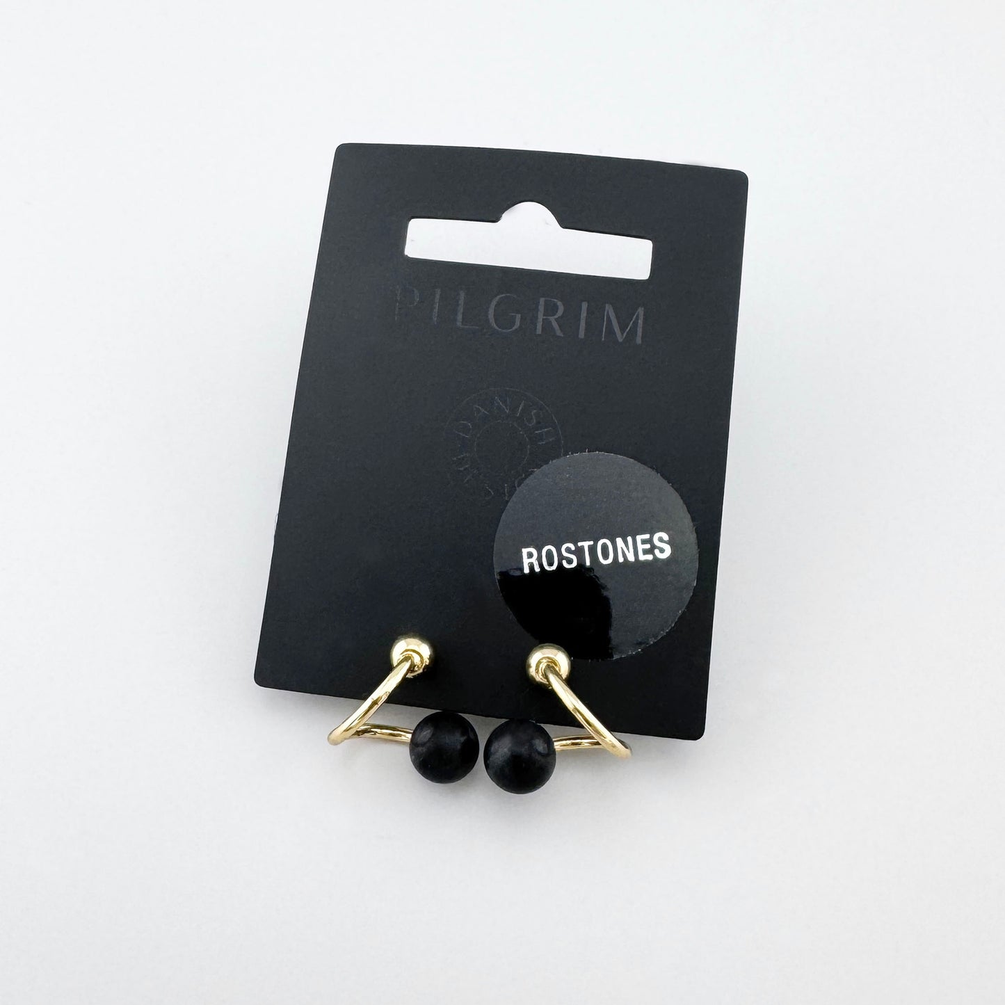 Złocone kolczyki z czarnym kamieniem Pilgrim z geometryczną spiralą i gładką oprawą, elegancki minimalizm