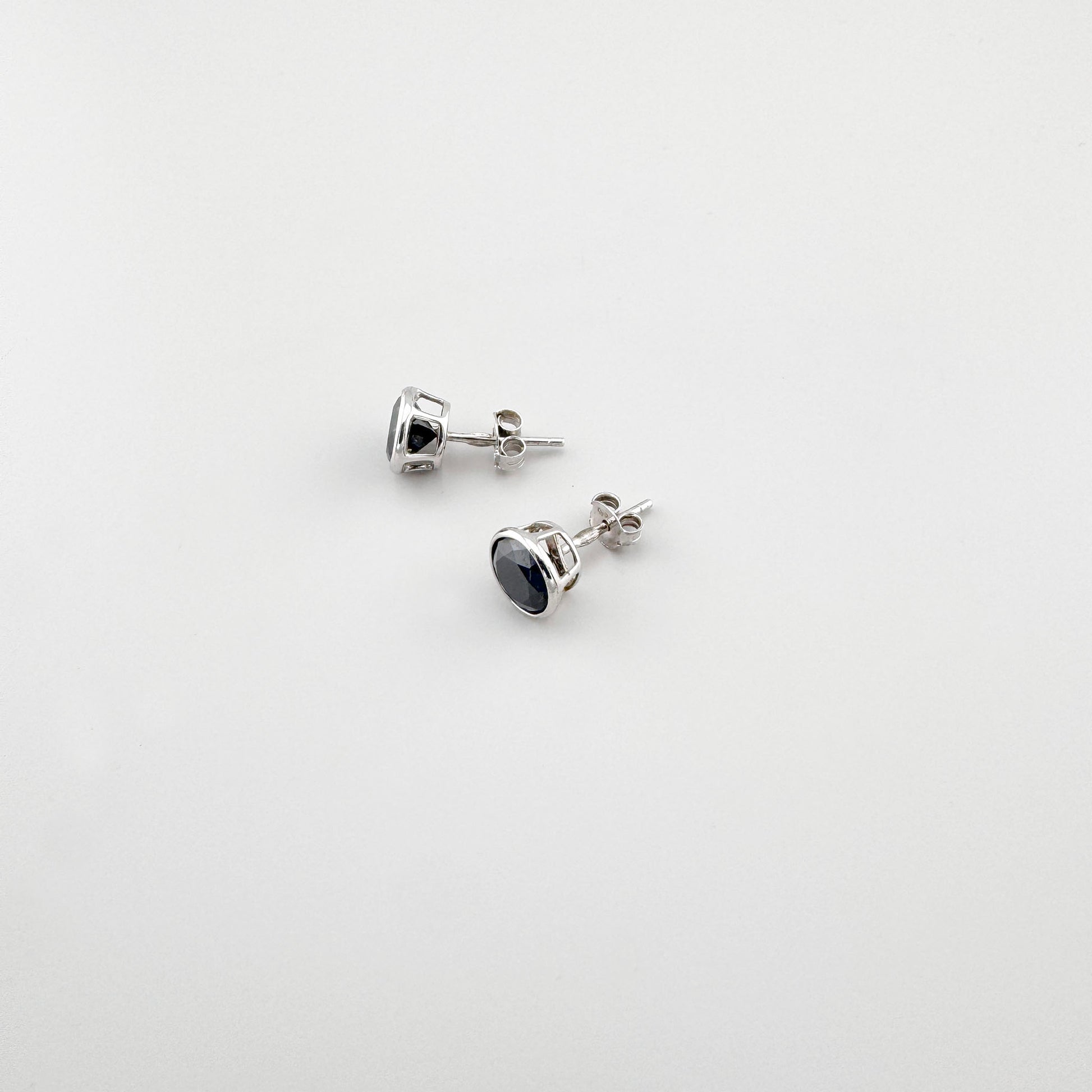 Silberne Ohrstecker Universe mit schwarzem facettiertem Stein und schlichter Form