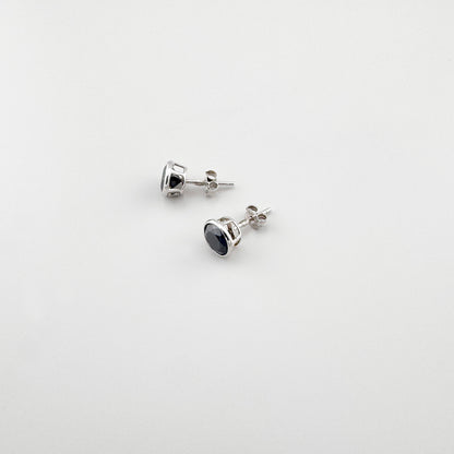 Silberne Ohrstecker Universe mit schwarzem facettiertem Stein und schlichter Form