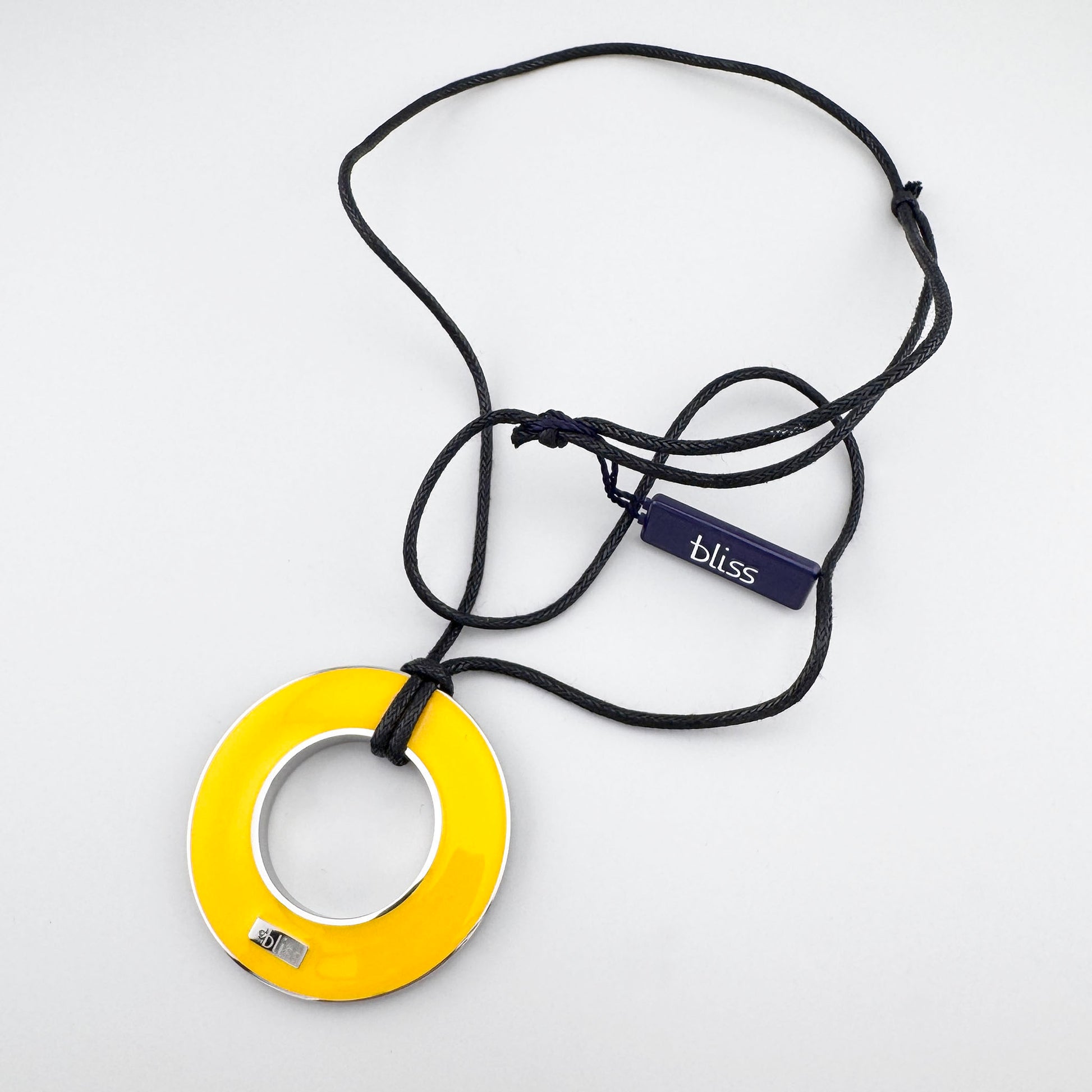 Naszyjnik dwustronny z emalią na czarnym sznurku w żółtym odcieniu