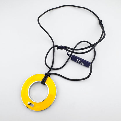 Naszyjnik dwustronny z emalią na czarnym sznurku w żółtym odcieniu