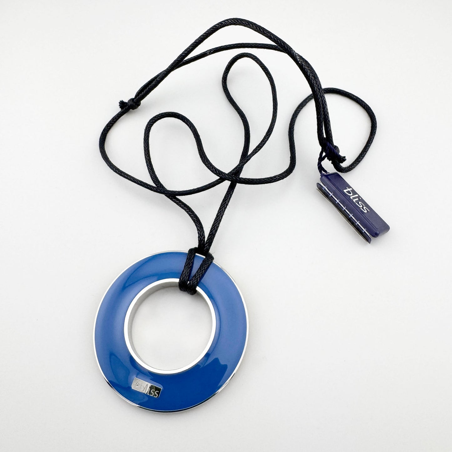 Двосторонній намистник з емаллю синього кольору на чорному шнурку