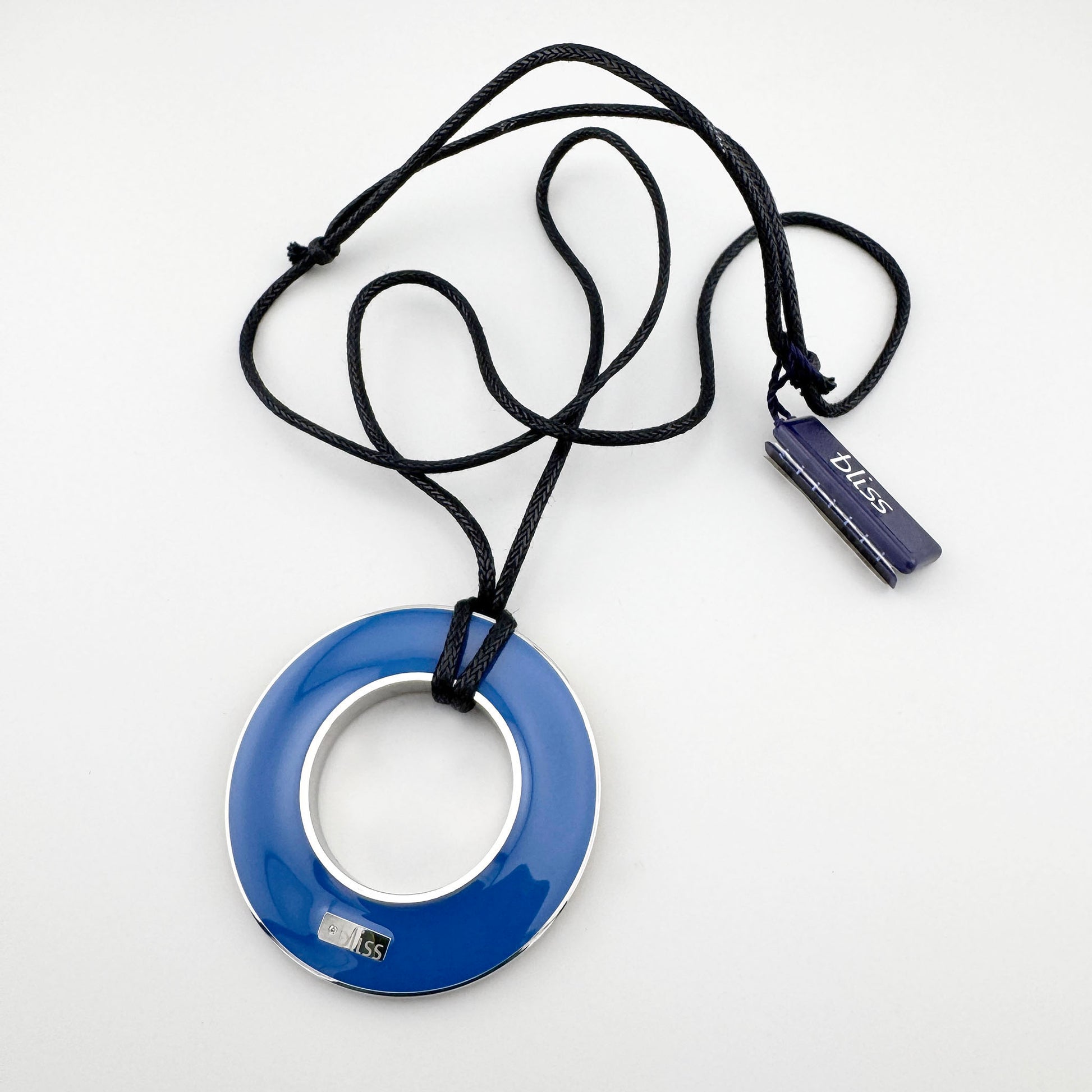 Двосторонній намистник з емаллю синього кольору на чорному шнурку