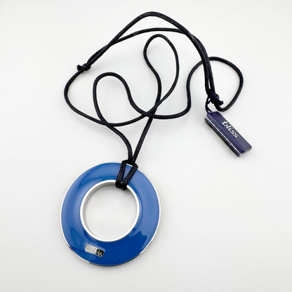 Двосторонній намистник з емаллю синього кольору на чорному шнурку