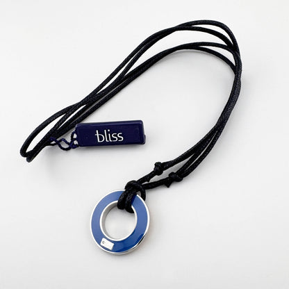 Naszyjnik dwustronny z emalią Bliss w granacie na czarnym sznurku