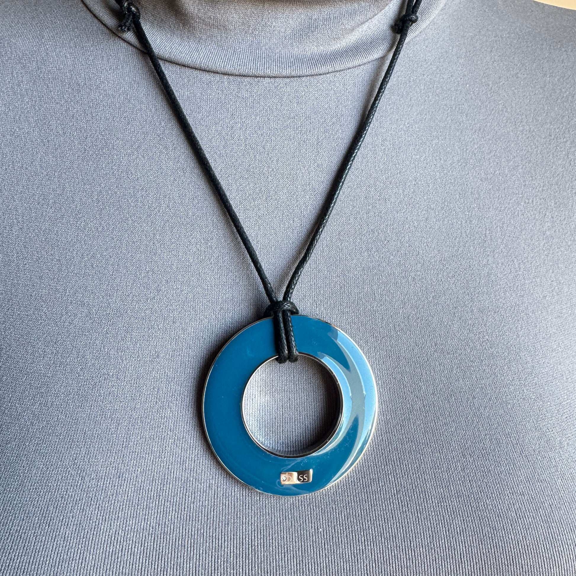 Wendbare Emaille-Halskette am schwarzen Band, Anhänger in Blau getragen