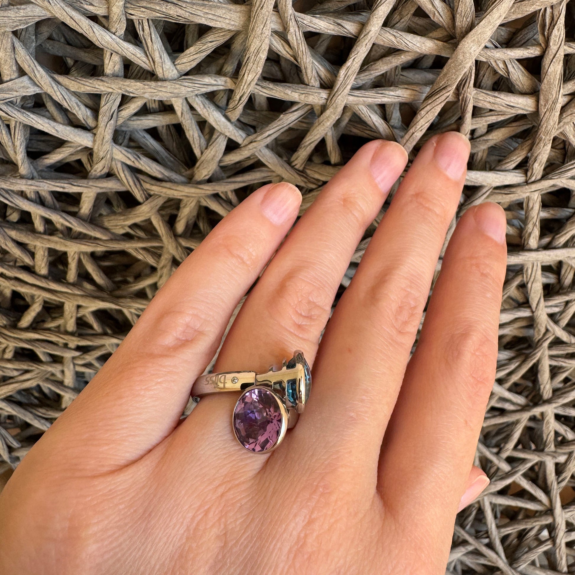 Ring mit zwei Quarzsteinen in asymmetrischer, eleganter Fassung